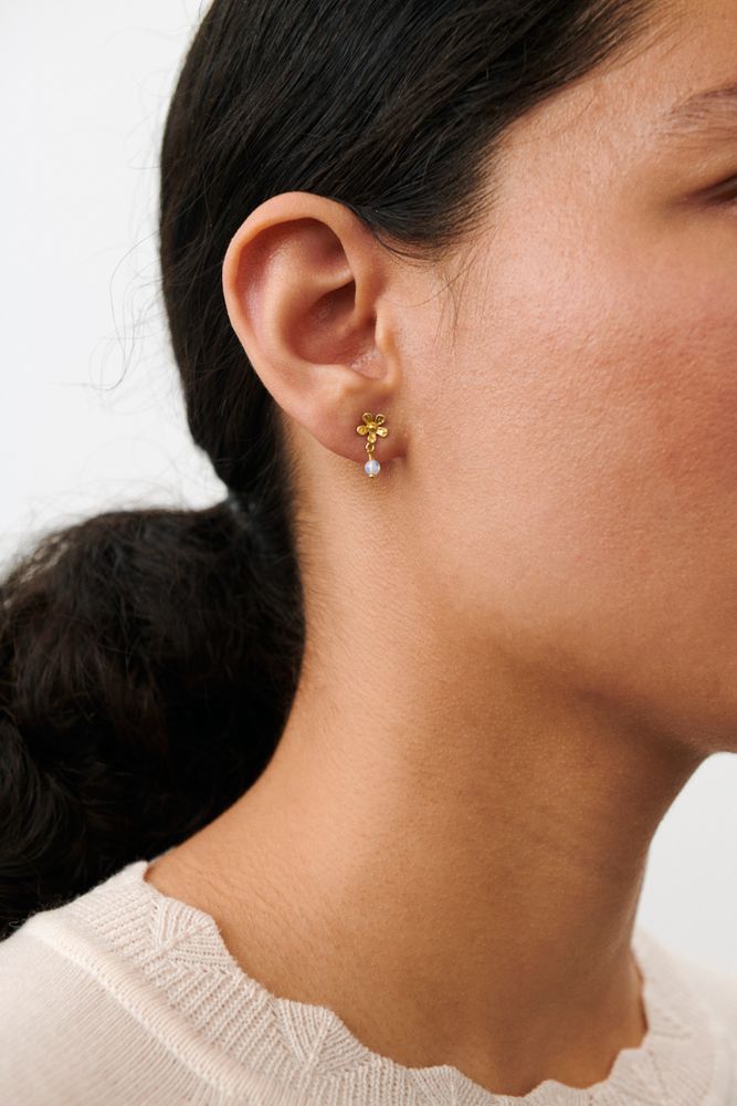 Pernille Corydon - Moonstone Poppy Ørestikker - Guld - 14mm