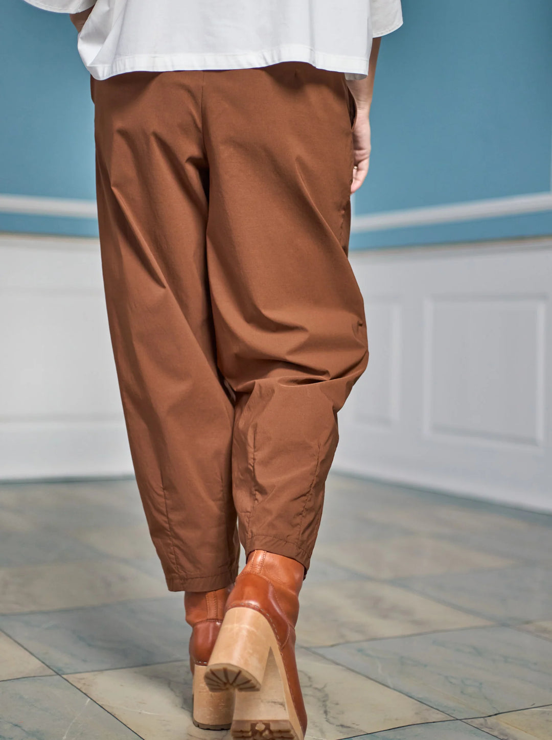 Black Colour - Davina Barrel Trousers - Hazelnut Brown