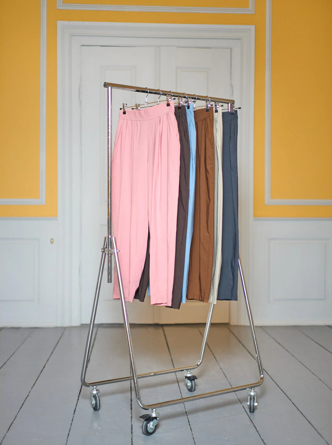 Black Colour - Davina Barrel Trousers - Hazelnut Brown