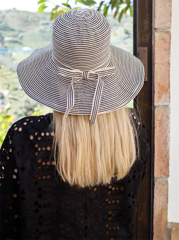 Black colour - BCJANNIE - Hat - black stipe - One size