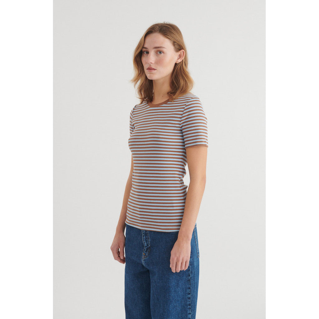 Basic Apparel - Ludmilla SS O-neck - Nuthact/Dutch Canal