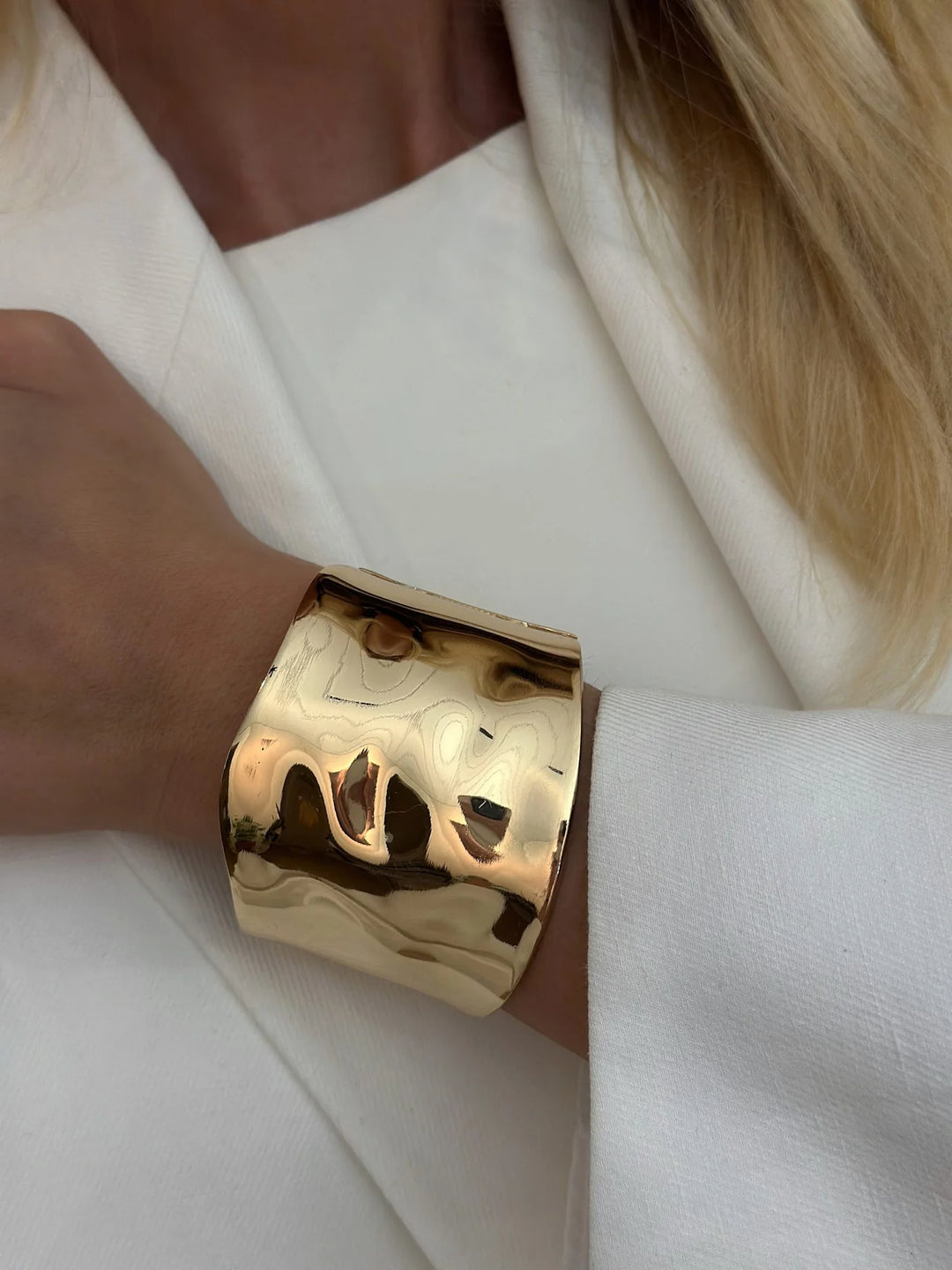 Bow 19 - Bold Bracelet - Gold