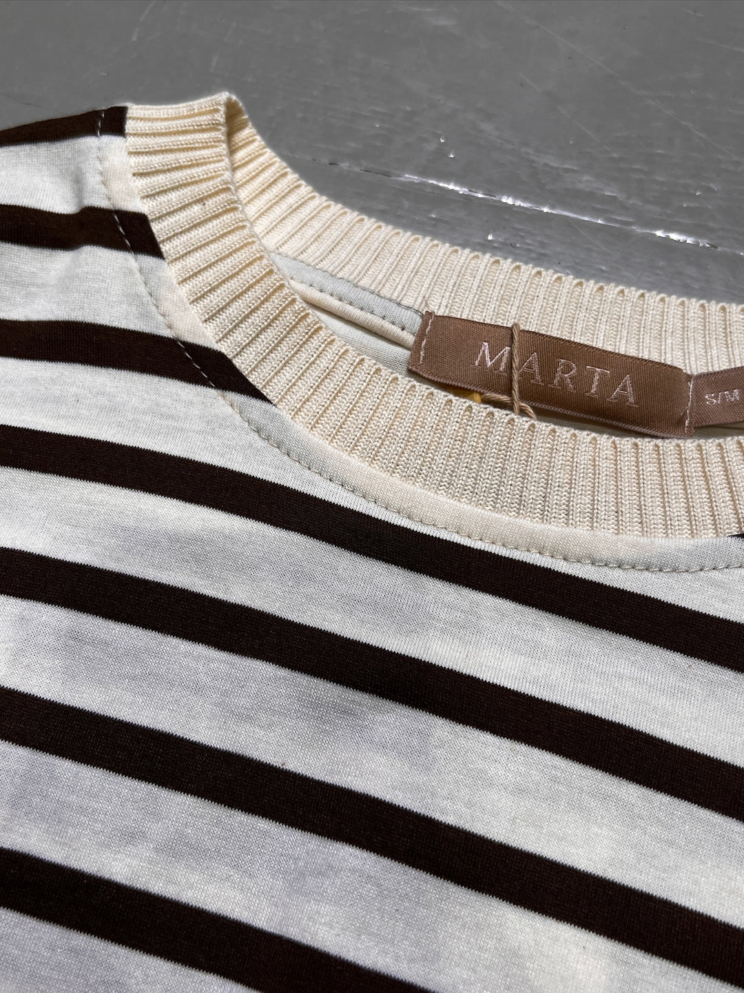 Marta - Kara LS Tee - Dark Brown