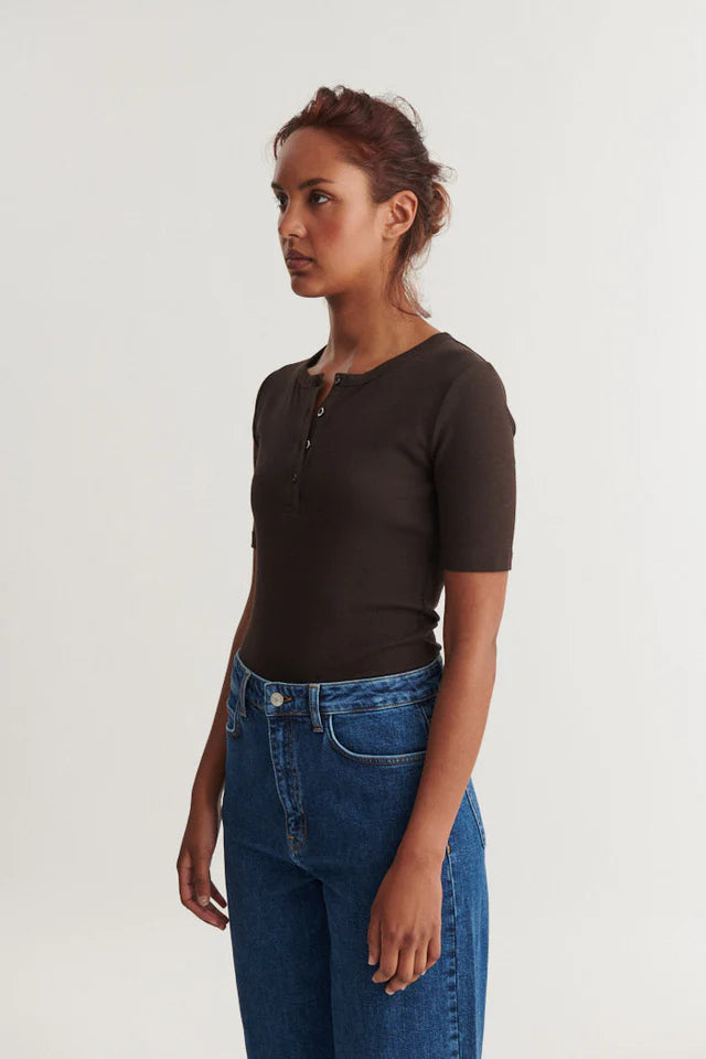 Basic Apparel - Ludmilla SS Granddad T-shirt - Chocolate Torte