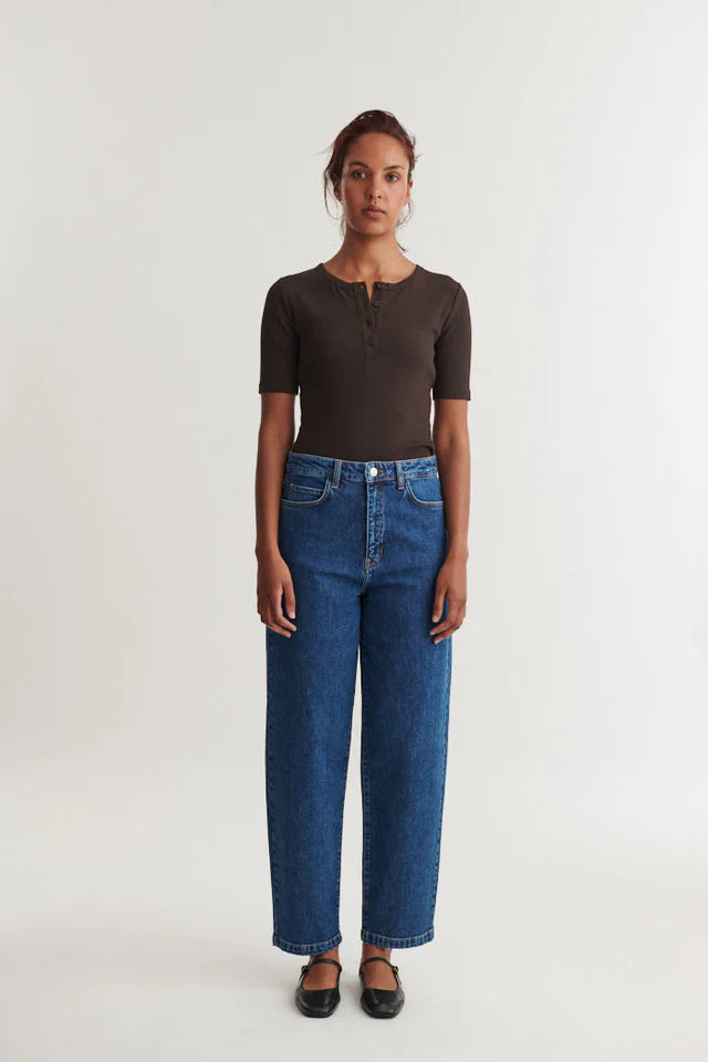 Basic Apparel - Ludmilla SS Granddad T-shirt - Chocolate Torte
