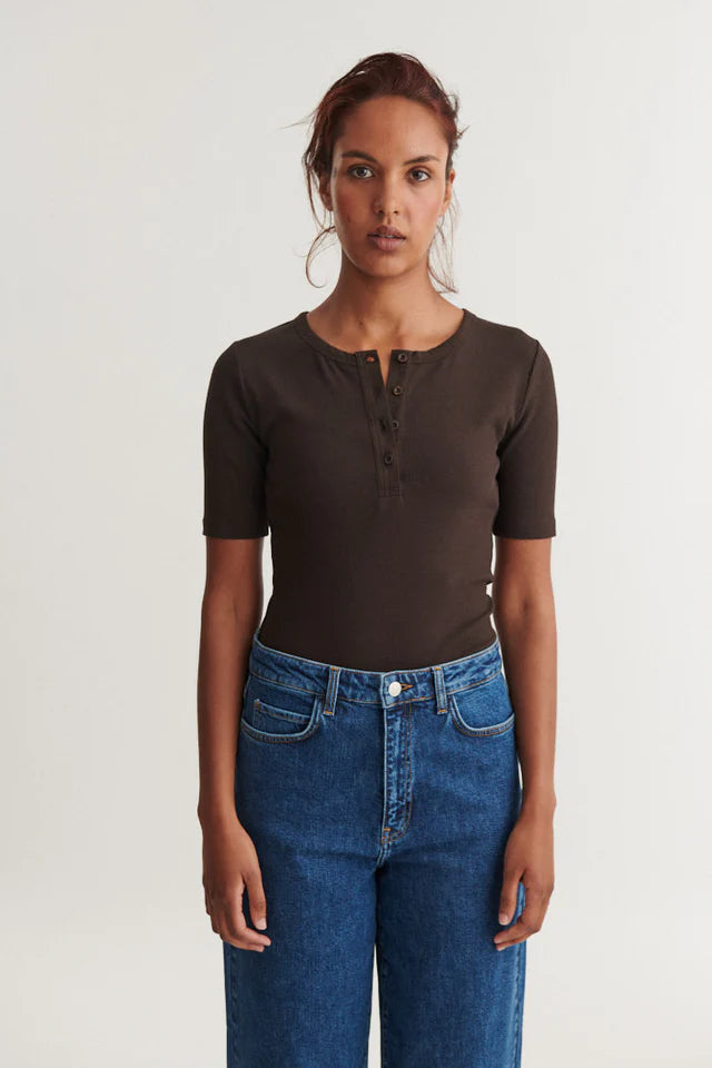 Basic Apparel - Ludmilla SS Granddad T-shirt - Chocolate Torte