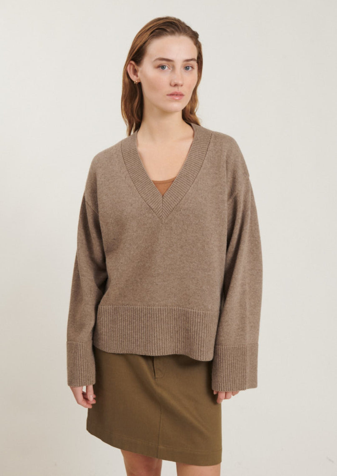 Basic Apparel - Cady V-Neck - Strik - Greige