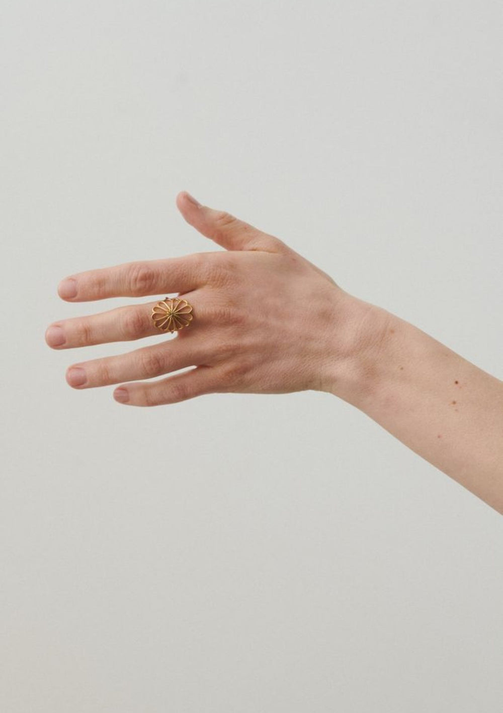Pernille Corydon - Large Bellis ring Adj - Guld