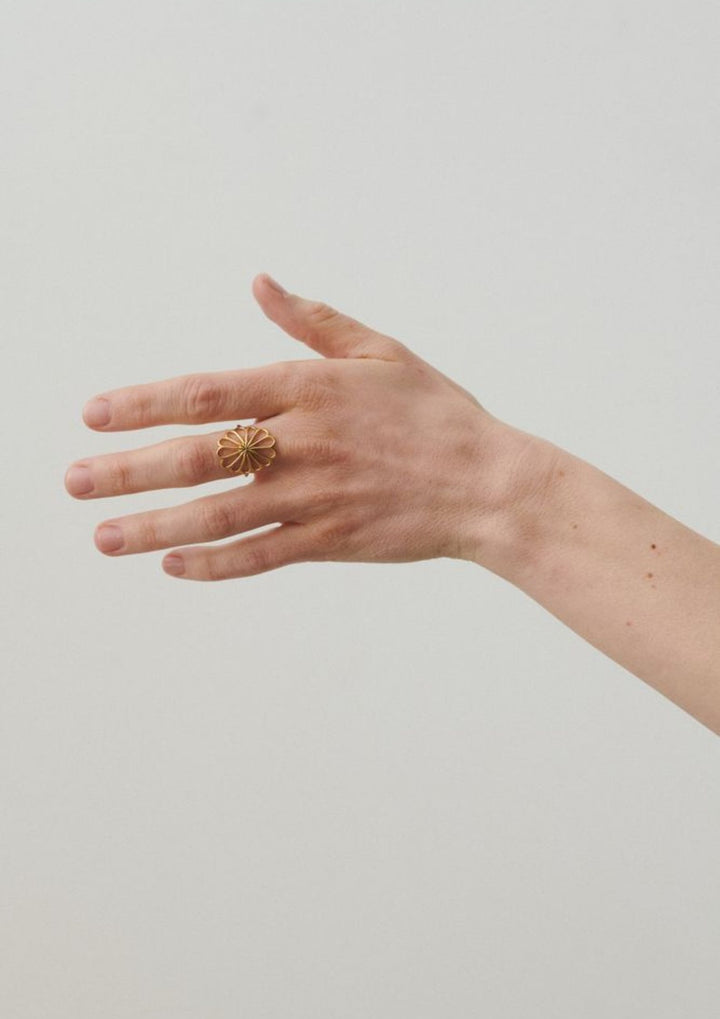 Pernille Corydon - Large Bellis ring Adj - Guld